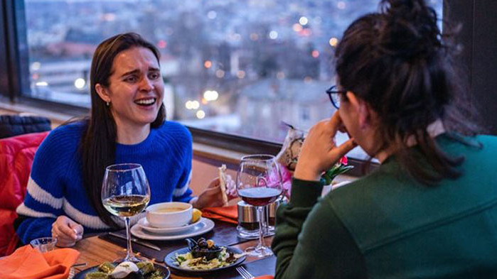 Жените, които се хранят в компания, приемат повече калории, съобщи