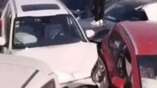 Един човек е загинал по време на струпване на автомобили