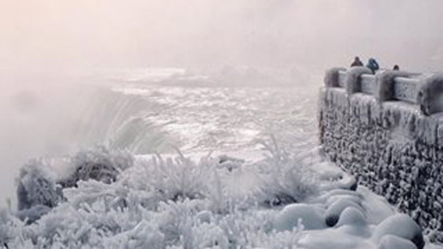Ниагарският водопад частично замръзна поради изключително студеното време след като