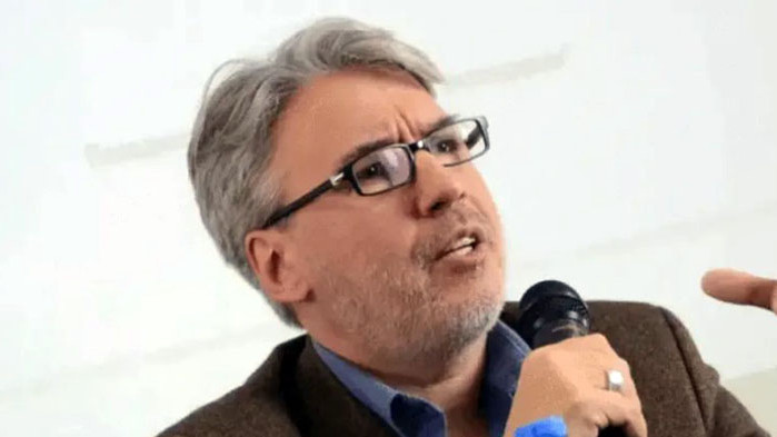 Политиците трябва да премахнат служебното правителство като институт, посочи  в студиото