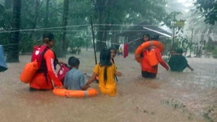 Най-малко 44 души загинаха, а 28 все още са в