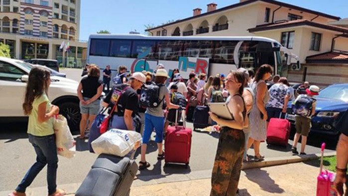Бежанците от Украйна напускат постепенно родните хотели, насочват се към Румъния