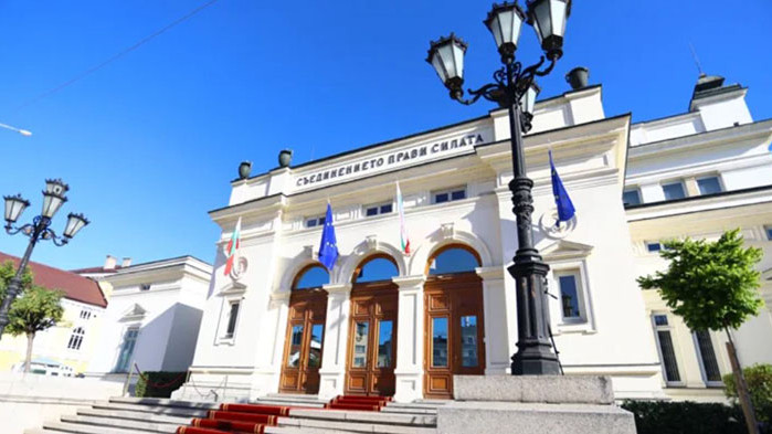 Доверието в парламента бележи историческо дъно след календарна година, в