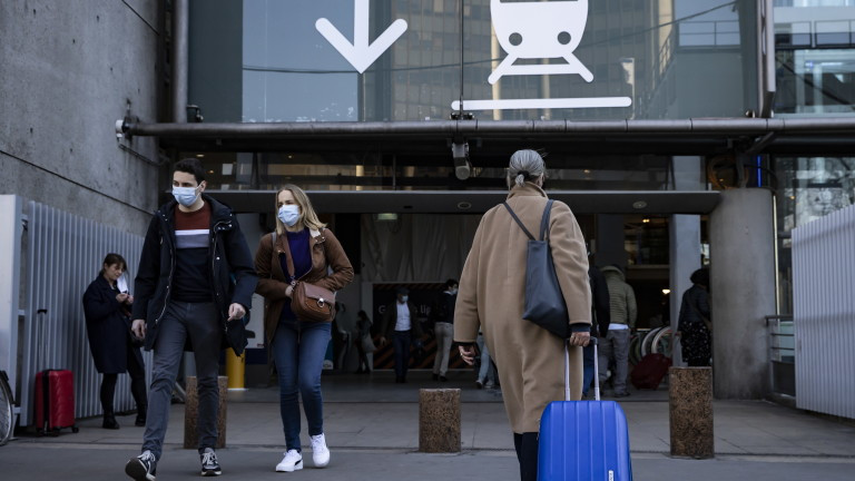 Двама мъже бяха арестувани на гара Монпарнас в Париж, след като