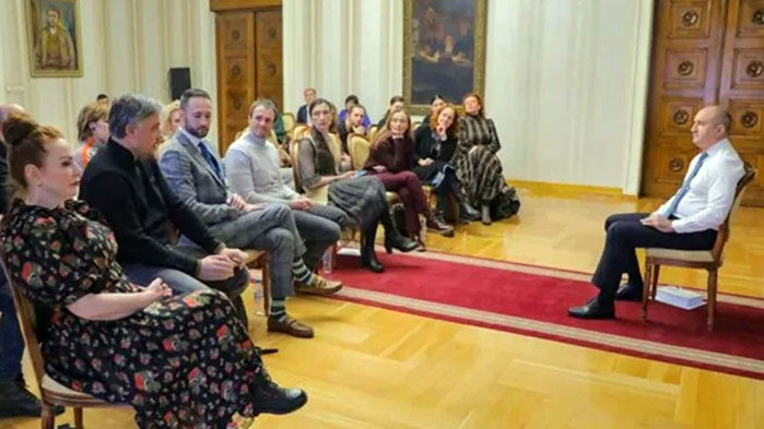 Независимо от проблемите, актьорският състав на Народния театър е сплотен,