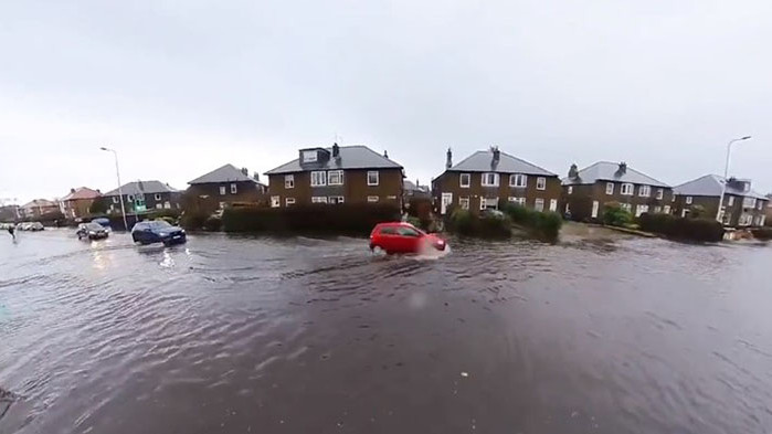 Наводнения затрудниха транспорта в Шотландия