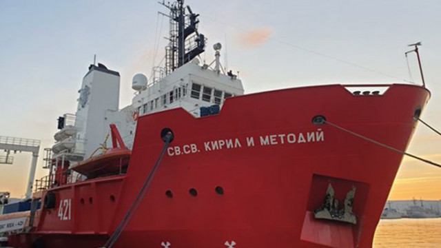 В ранните сутрешни часове на 31 декември българският научноизследователски кораб