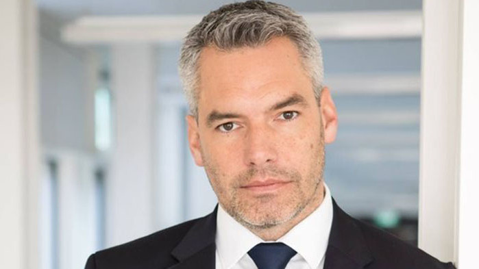 Канцлерът Нехамер кани Радев на Новогодишния концерт, въпреки свадата за Шенген