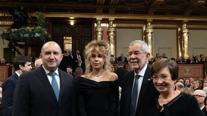 Радев и дъщеря му се снимаха с австрийската президентска двойка на концерта във Виена