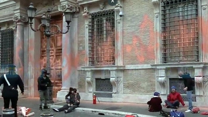 Група от италиански климатични активисти днес заля с боя фасадата
