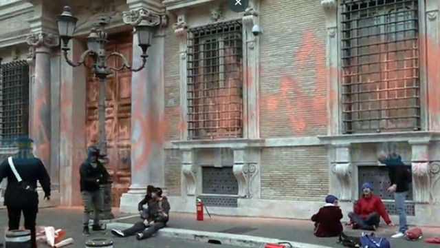 Група от италиански климатични активисти днес заля с боя фасадата
