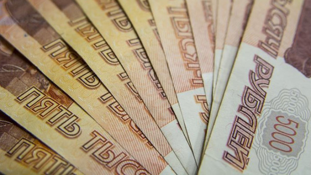 Руската рубла падна спрямо долара и еврото по време на