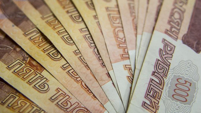 Руската рубла продължи да губи от стойността си под натиска
