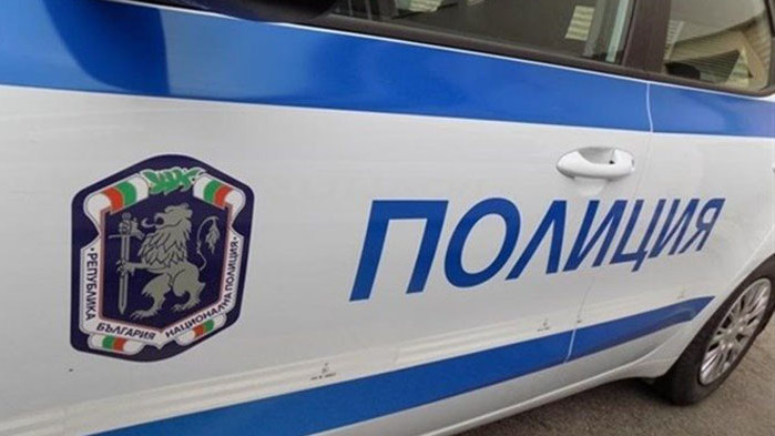Дрогирано момиче се блъсна с колата си в стена на къща