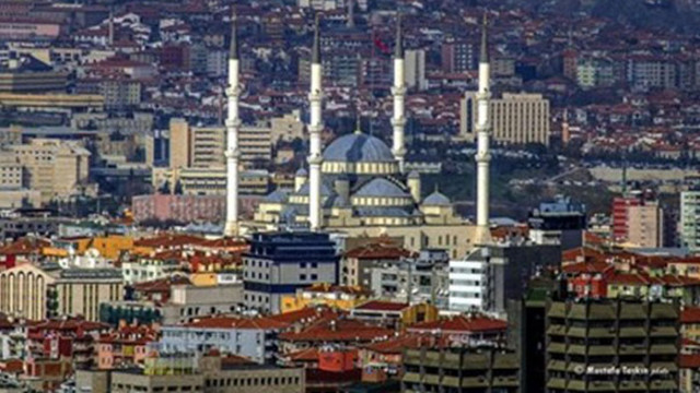 Минималната работна заплата на държавен служител в Турция става 11