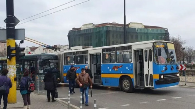 Тролейбус и автобус №213 са се ударили на кръговото кръстовище
