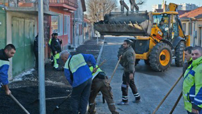 Продължават ремонтите на по-малките улици в кварталите, съобщават от дирекция