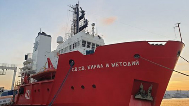 В ранните часове на 5 януари българският военен научноизследователски кораб