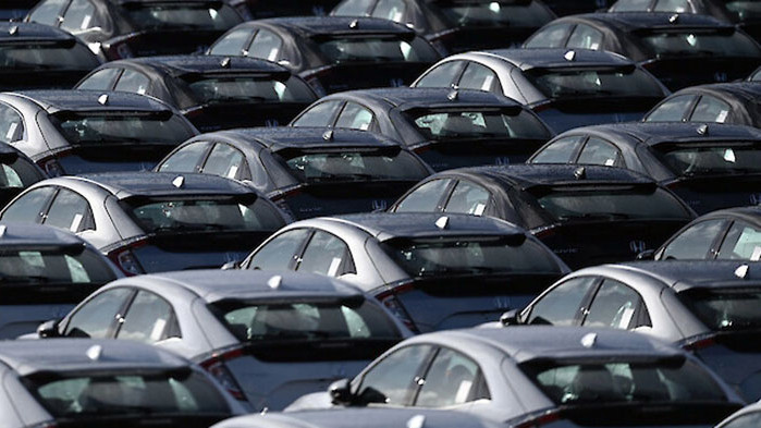 Продажбите на нови автомобили във Великобритания с 30-годишно дъно