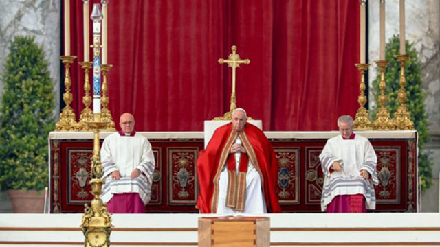 Положиха ковчега с тленни останки на Бенедикт XVI на площад "Свети Петър"