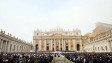 Положиха ковчега с тленни останки на Бенедикт XVI на площад "Свети Петър"