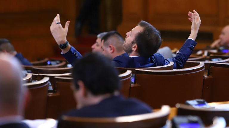 Депутатите ще работят извънредно, изслушват Демерджиев в парламента