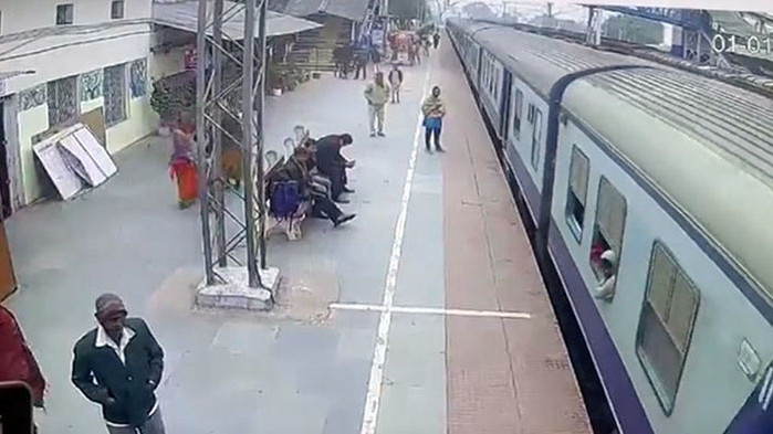 Метро в Индия защипа ръката на мъж и го повлече,