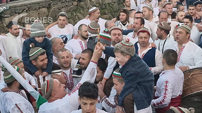 Традиционното мъжко хоро във водите на река Тунджа в Калофер