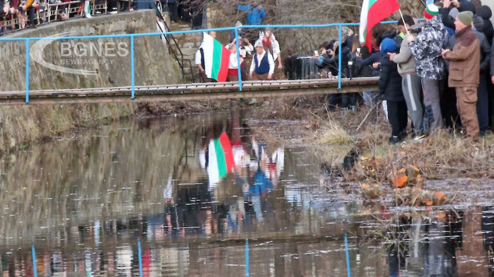Традиционното мъжко хоро във водите на река Тунджа в Калофер