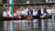Традиционното мъжко хоро във водите на река Тунджа в Калофер