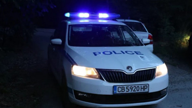 Два камиона с бали слама горят в южната част на