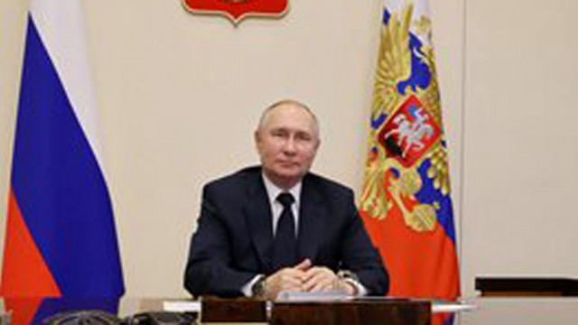 Руският президент Владимир Путин присъства сам на празнична служба на