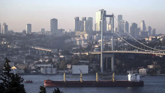 Движението в двете посоки на Босфора, който разделя Истанбул на