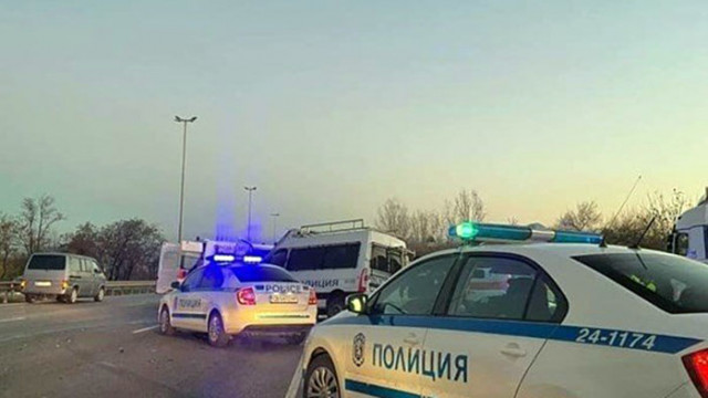 Полицаи заловиха край Пловдив 9 нелегални мигранти в бус съобщиха