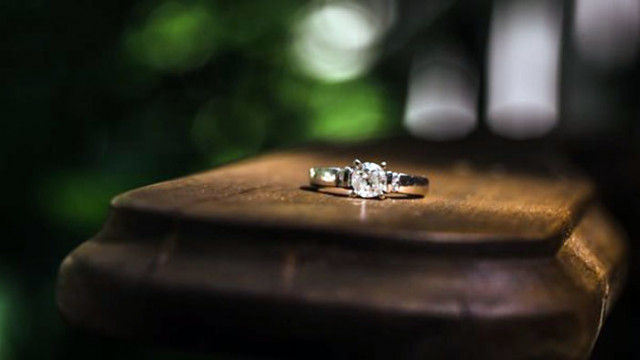 Мъж изпусна годежен пръстен в океана докато предлага брак на приятелката