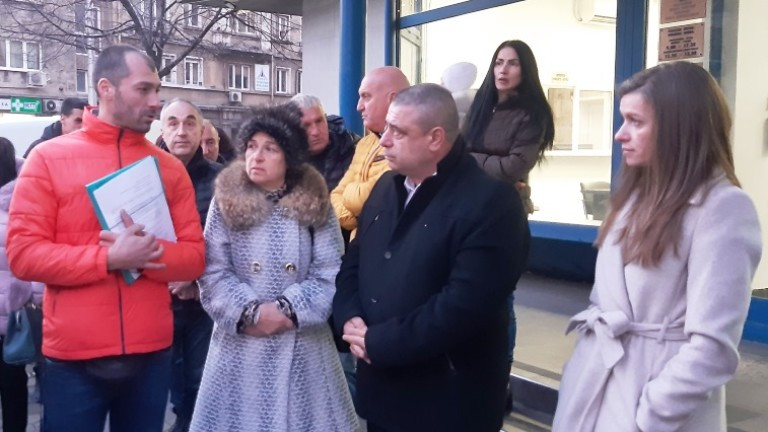 На протест излязоха жителите на селата Гълъбовци, Гургулят и Ракита, намиращи