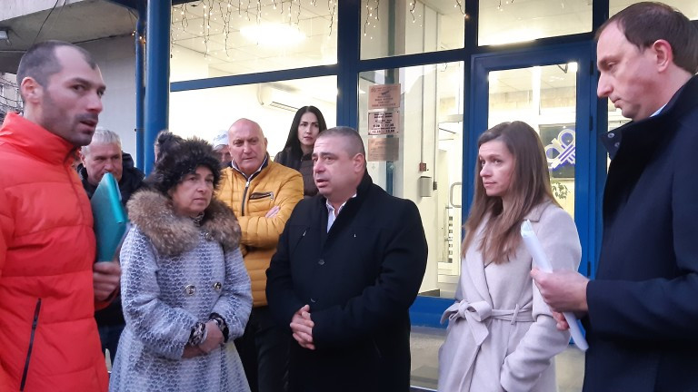 Жители на сливнишки села протестират, плащат винетки за осеян с дупки път