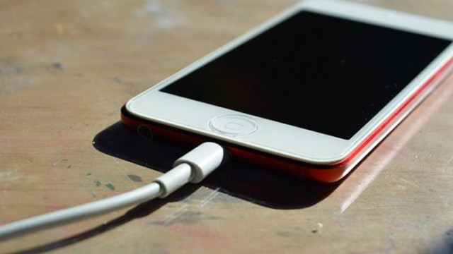Светкавицата  на айфоните или USB C на другите компании е по добра технология Apple подготвя своя wi fi технология за зареждане