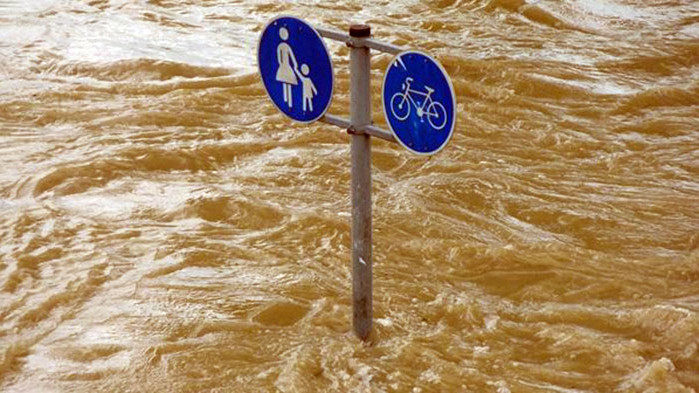 Проливен дъжд причини наводнения в окръг Измир, Западна Турция, съобщава