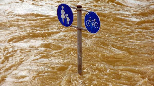 Проливен дъжд причини наводнения в окръг Измир Западна Турция съобщава