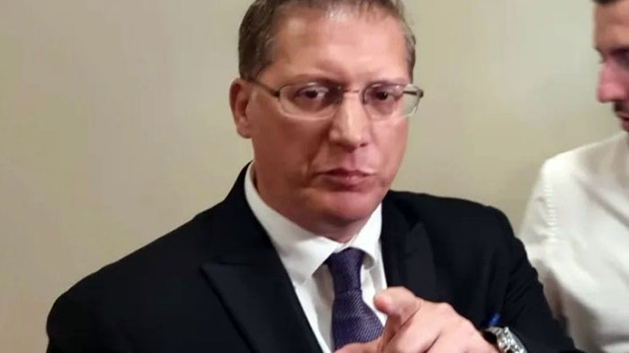 Депутат от „промяната“ хванат да кара нерегистриран автомобил, извадил депутатска карта