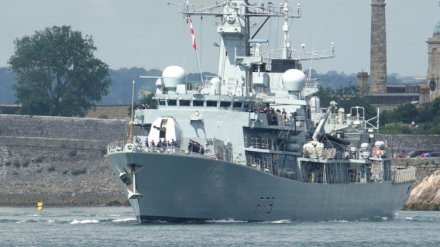 Британският кралски флот е ескортирал и проследил движението на руски военен кораб