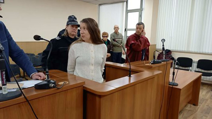 Пловдивчанката, обвинена в убийство на по-младия си приятел с гира, застана пред съда