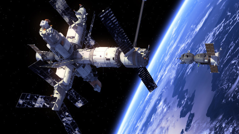 Руският космически кораб Союз, скачен към Международната космическа станция (МКС),