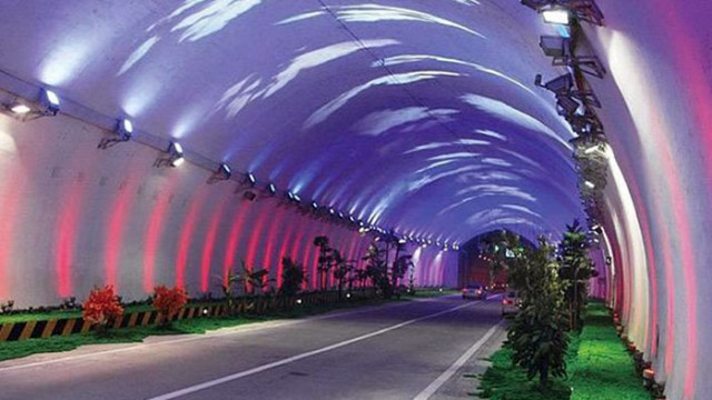 Един от най-дългите тунели в света има изкуствени облаци и цветя