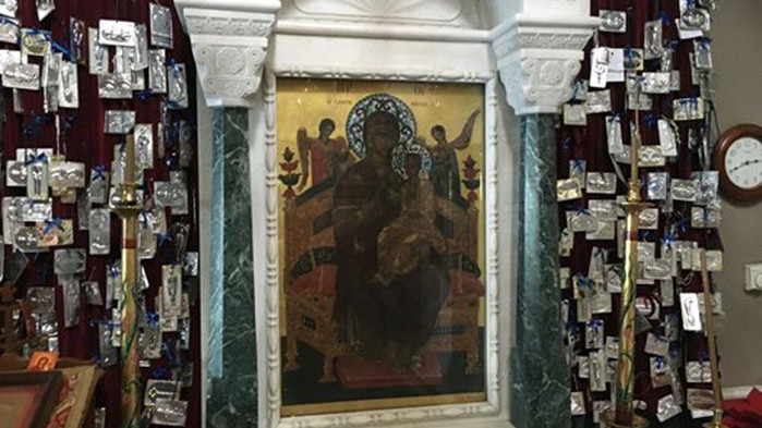 Молят чудотворна икона в плаващ манастир срещу рак