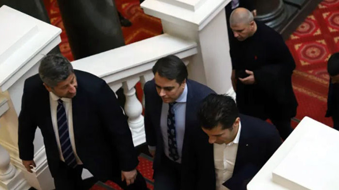 Абсурдно беше Румен Радев да връчи третия мандат на коалиция