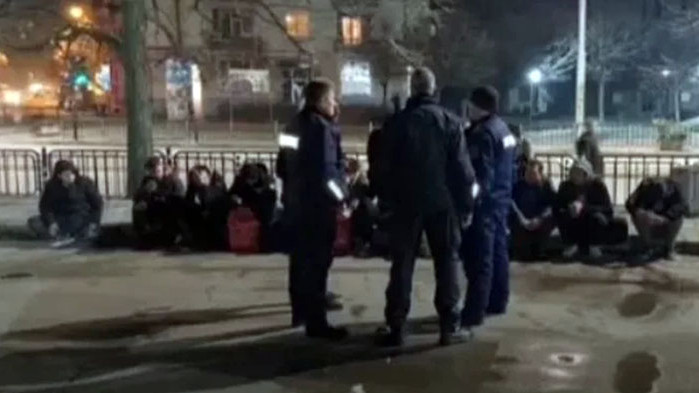 Свалиха 19 бежанци от автобус при полицейска проверка в Хасково