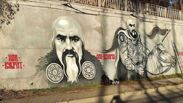 Автентичният вид на черно белите графити нарисувани на подпорна стена край