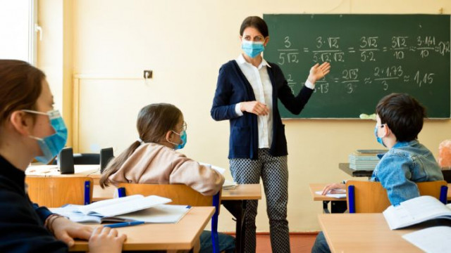 Задължиха ученици във варненско училище да носят маски